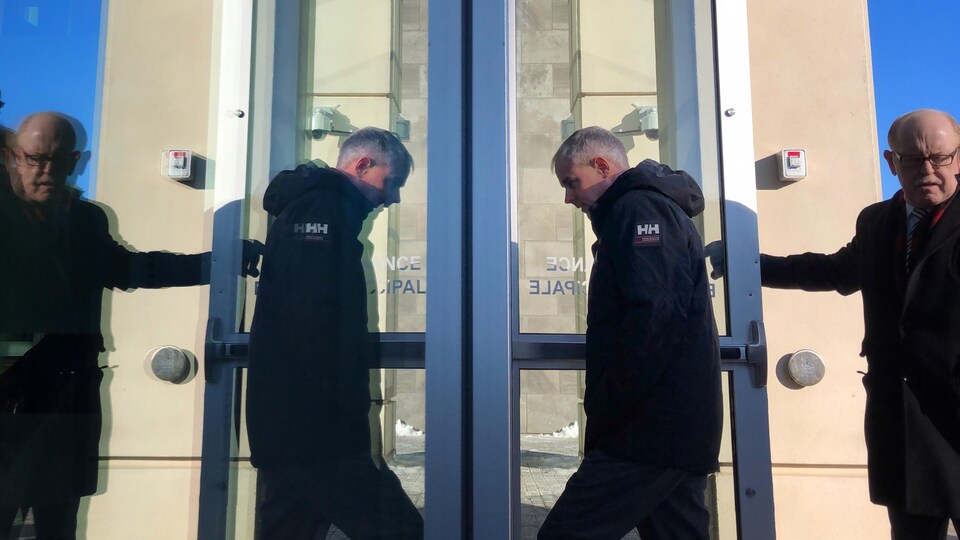 Dennis Oland arrive au palais de justice de Saint-Jean pour le deuxième jour de son témoignage, dans le cadre de son procès pour meurtre.