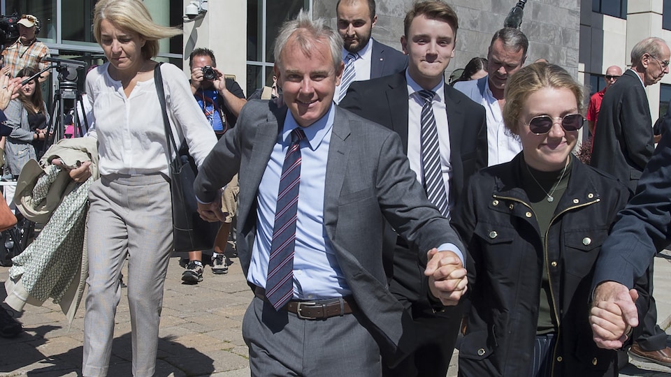 Dennis Oland quitte le tribunal après son acquittement, le 19 juillet 2019, à Saint-Jean.