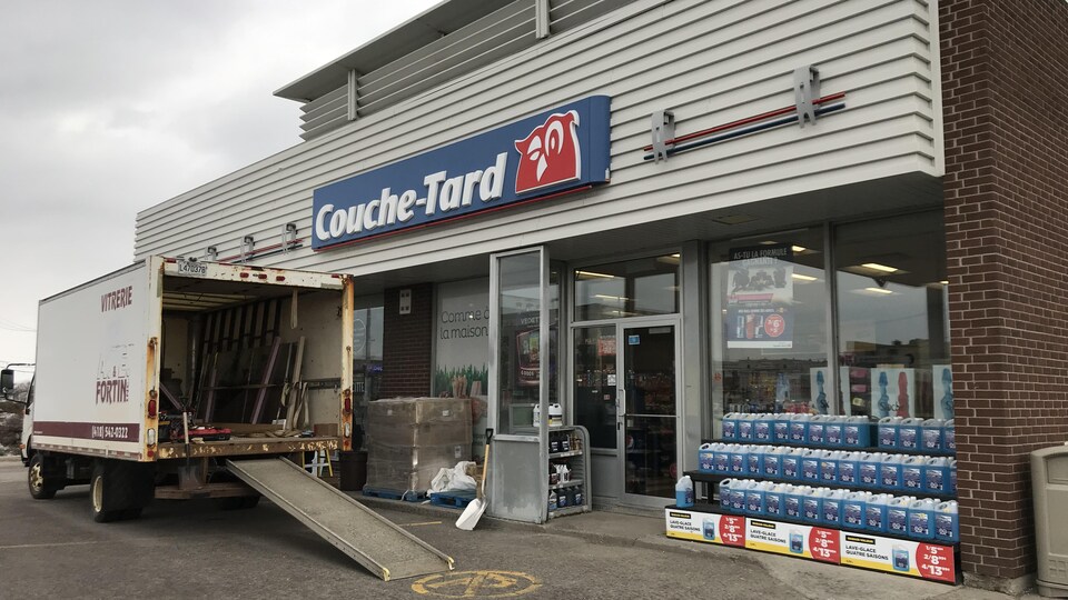 Un individu intoxiqué saccage un dépanneur avec une pelle RadioCanada.ca