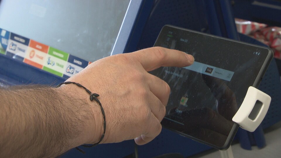 Gros plan sur un terminal digital.