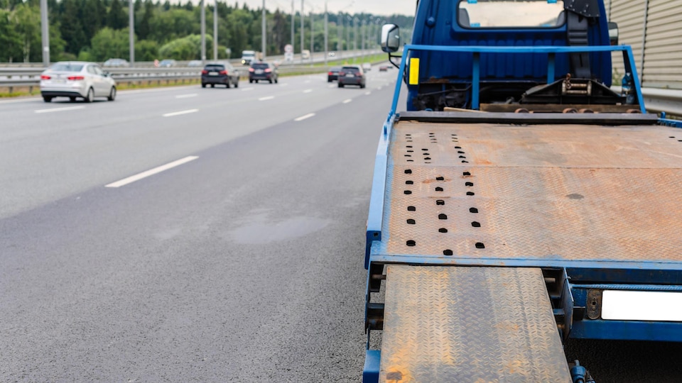 Une dépanneuse sur une autoroute.