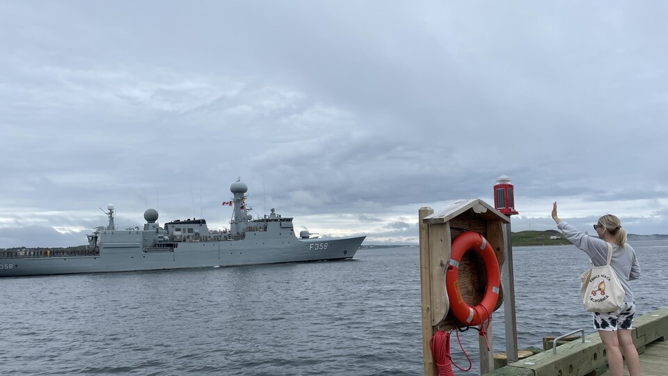 Un navire vu du quai à Halifax.
