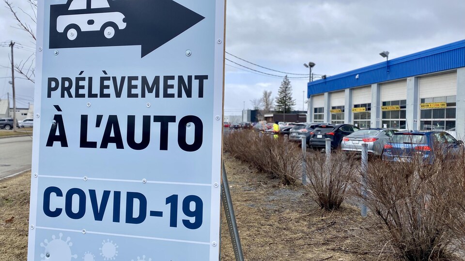 Une pancarte indique où accéder au stationnement du centre de dépistage du parc Colbert, au printemps.
