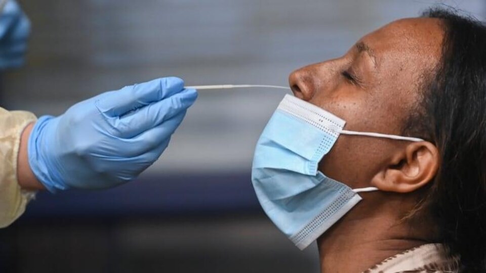 Une femme qui se soumet à un test de dépistage de la COVID-19.