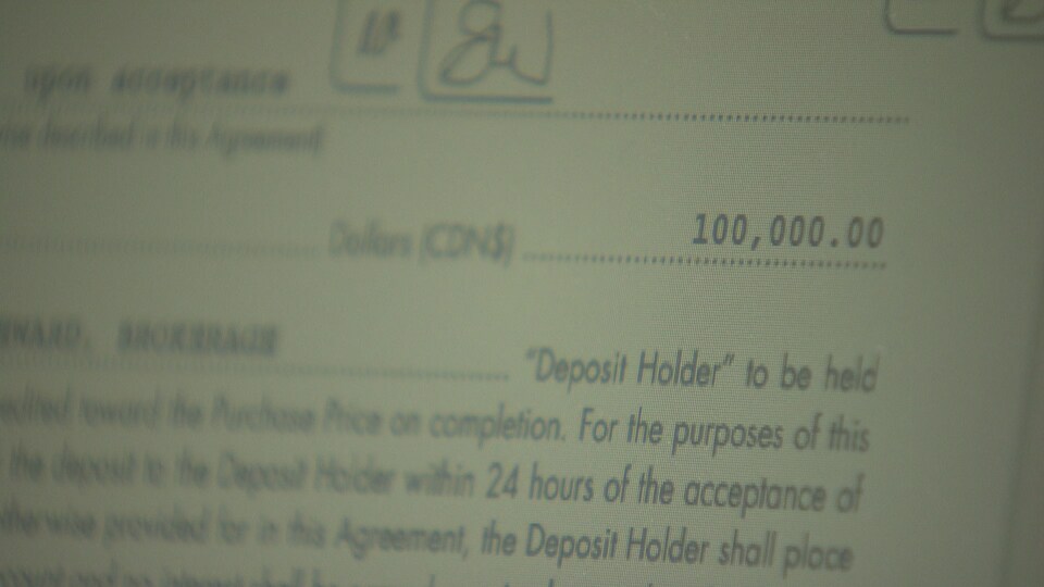 Un extrait d'un contrat d'achat sur lequel on peut voir un dépôt de 100 000 $.