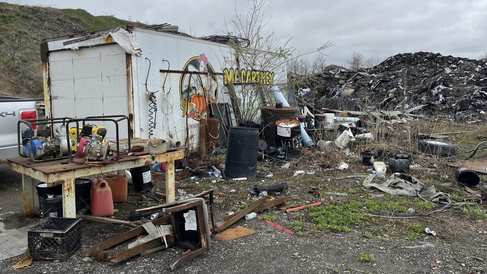 Des déchets dans la nature.