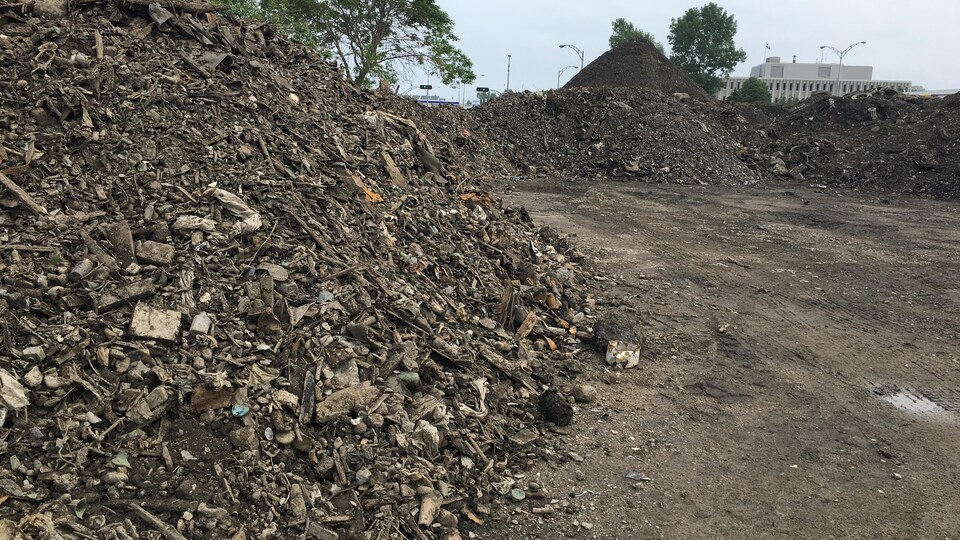 Une partie du résultat des travaux de décontamination sur les terrains du centre commercial qui a abrité l'ancien Cooprix et l'ancienne SAQ Sélection à Rimouski.