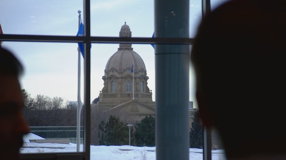 Le député Michael Connolly, accompagné de Michaël Bédard, regarde l'édifice de l'Assemblée législative de l'Alberta,