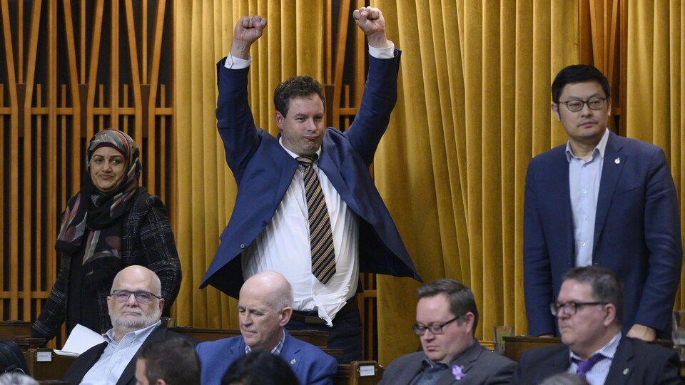 Des députés se lèvent pour voter.