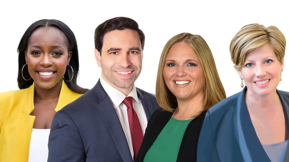 Portrait de quatre personnes souriantes - trois femmes et un homme