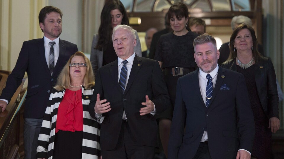 Le chef du Parti québécois marche en compagnie des députés Martin Ouellet, Carole Poirier, Catherine Fournier, Véronique Hivon et Pascal Bérubé, entre autres.
