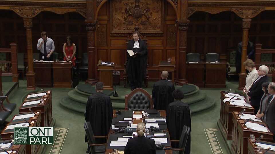 Le président de la Chambre s'adresse aux députés.