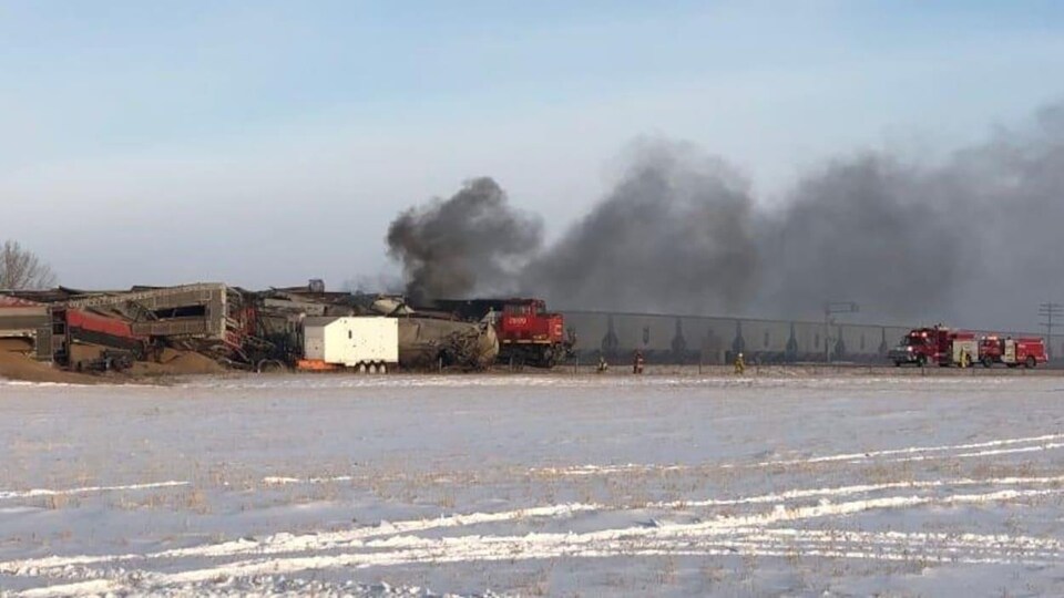 Déraillement de train avec fumée.