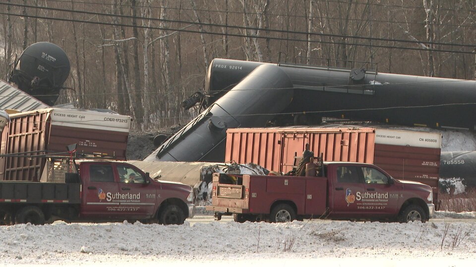 Opération nettoyage après le déraillement d'un train à SaintHilaire