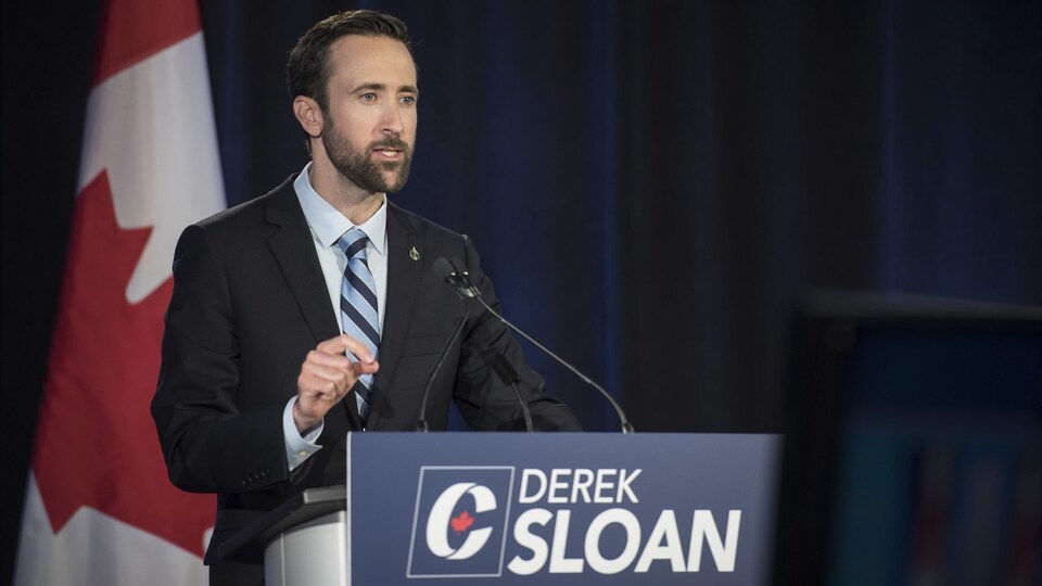 Derek Sloan en débat.