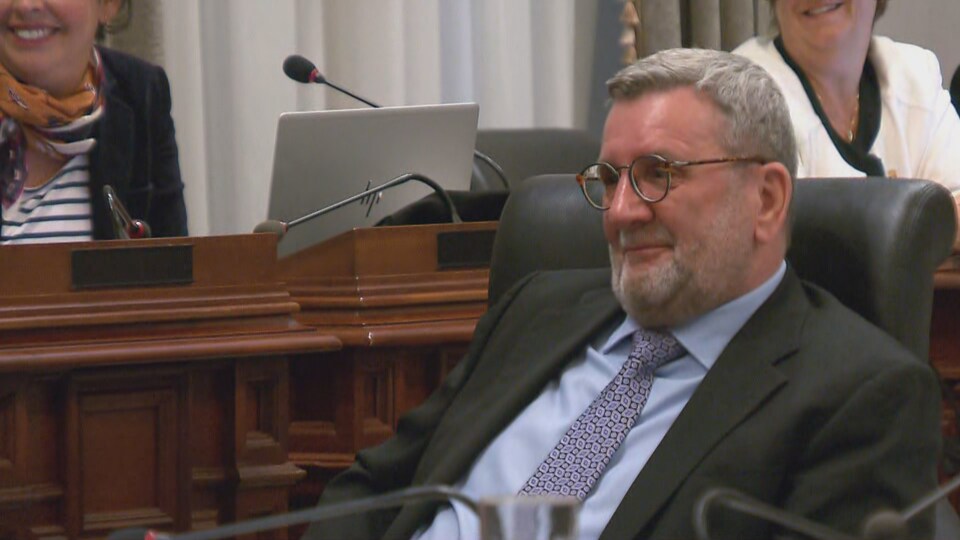 Le maire de Québec a participé à son dernier conseil municipal avant l'élection de son successeur.
