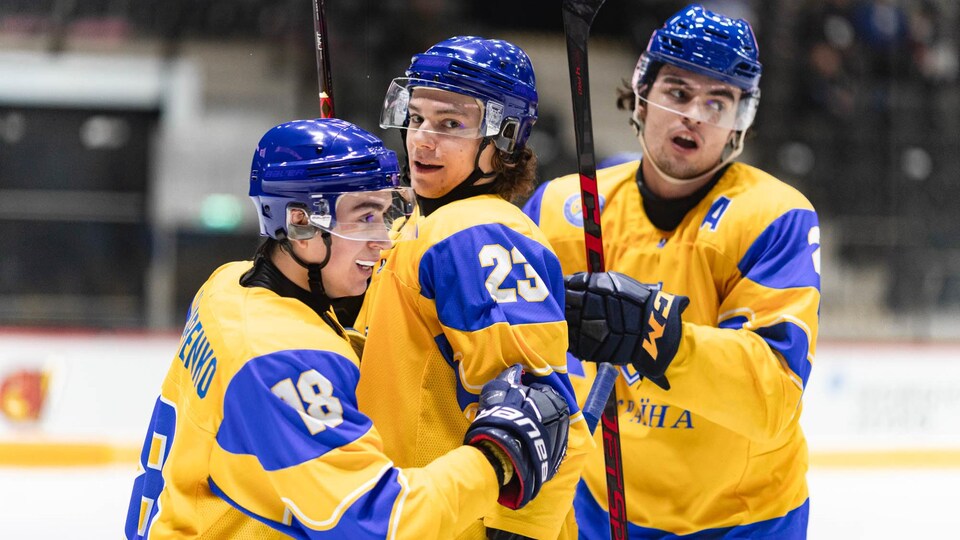 Des joueurs de hockey de l'équipe ukrainienne U25.