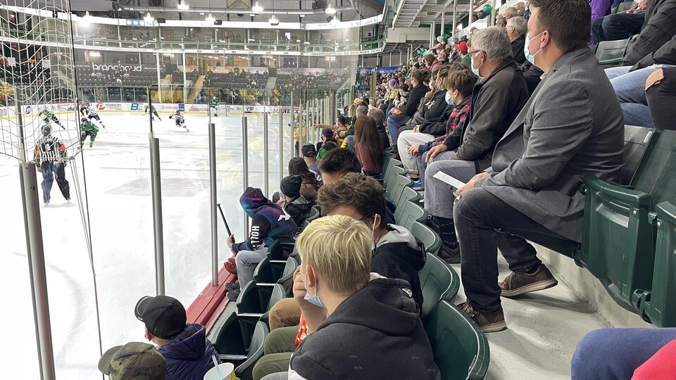 Des supporteurs dans un aréna