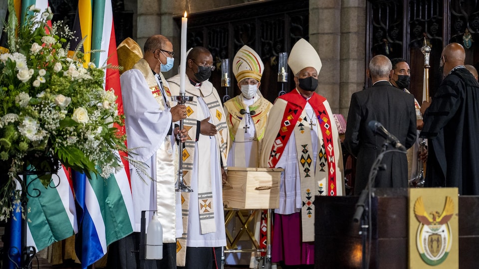 Des hommes portent le cercueil de Desmond Tutu. 