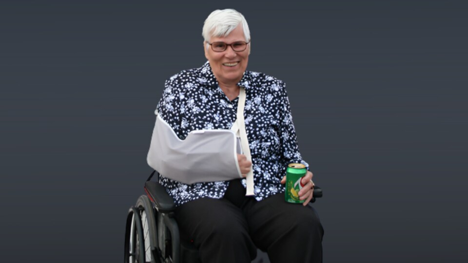 Une femme est assise dans un fauteuil roulant.