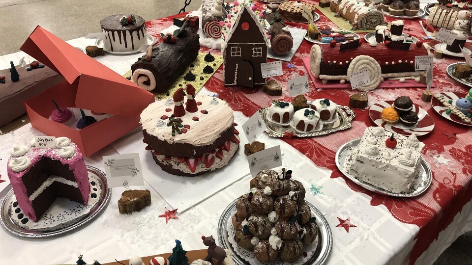 Des desserts de Noël sur une table rouge et blanche.