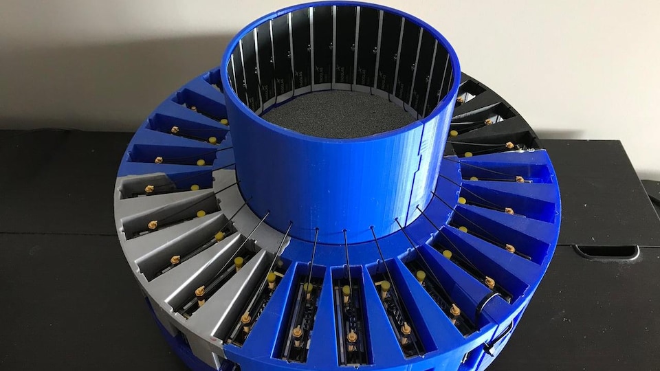 Un appareil cylindrique avec des antennes disposées en rayons.