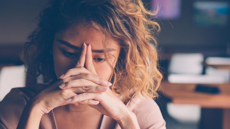 Gros plan d'une jeune femme triste.