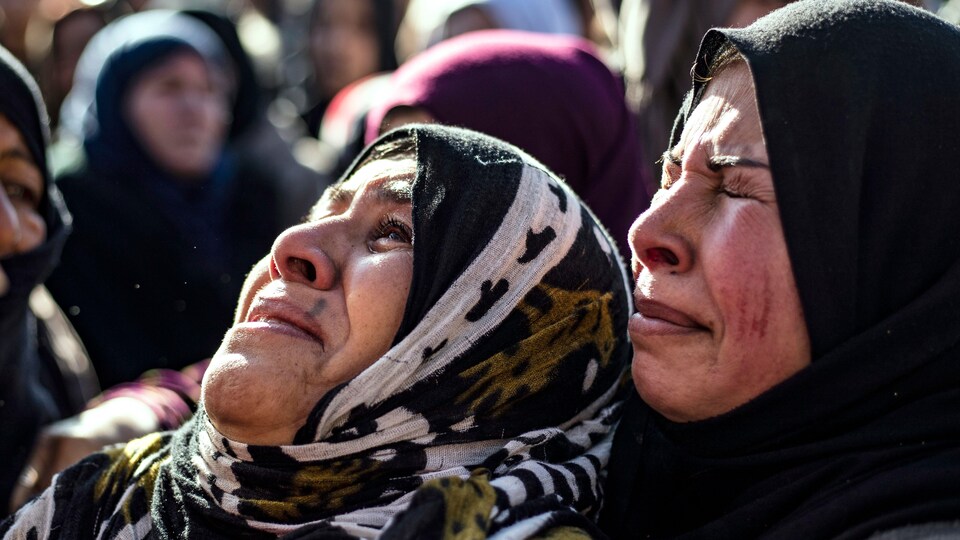 Des femmes pleurent la mort de deux combattants à la suite d'un bombardement effectué par un drone turc.