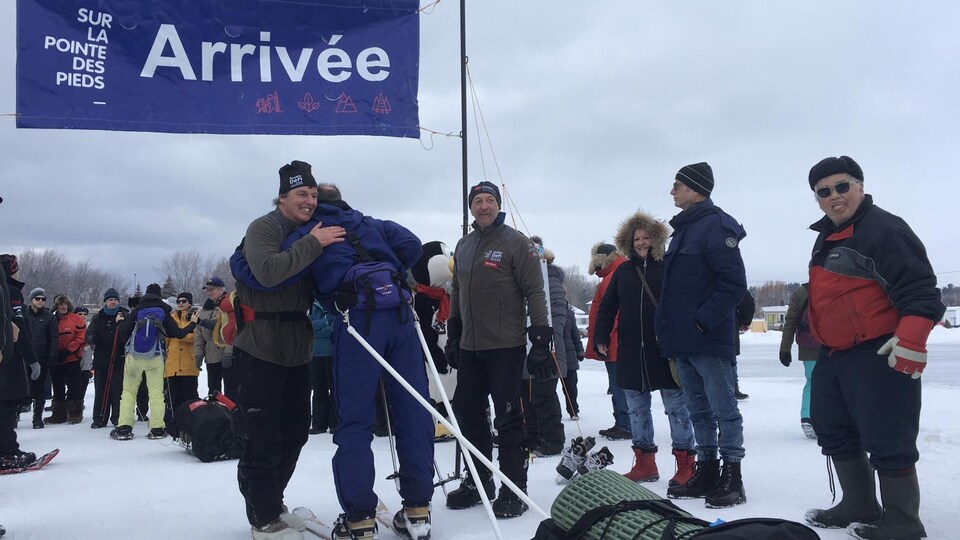 Un participant reçoit une accolade au fil d'arrivée.