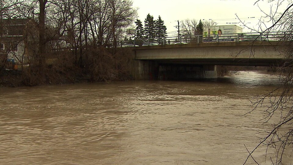 La pluie provoque des inondations le long du fleuve SaintLaurent ICI RadioCanada.ca