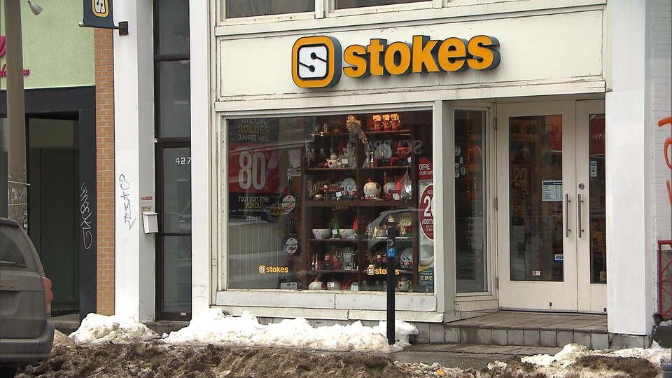 Devanture d’un magasin Stokes.