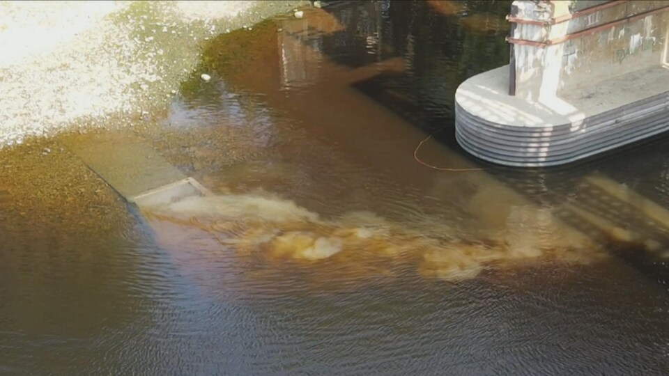 Fuite de près dans la rivière.