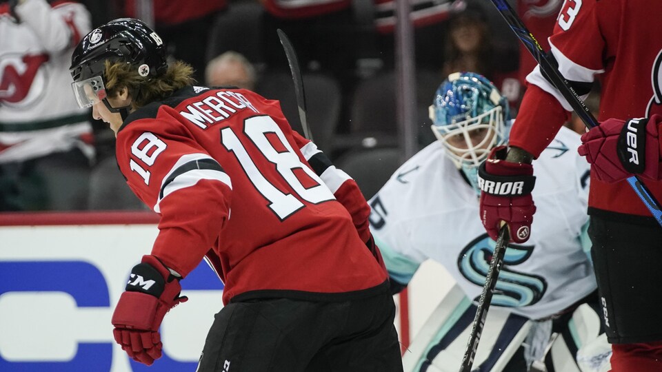 Dawson Mercer sourit devant le gardien du Kraken.