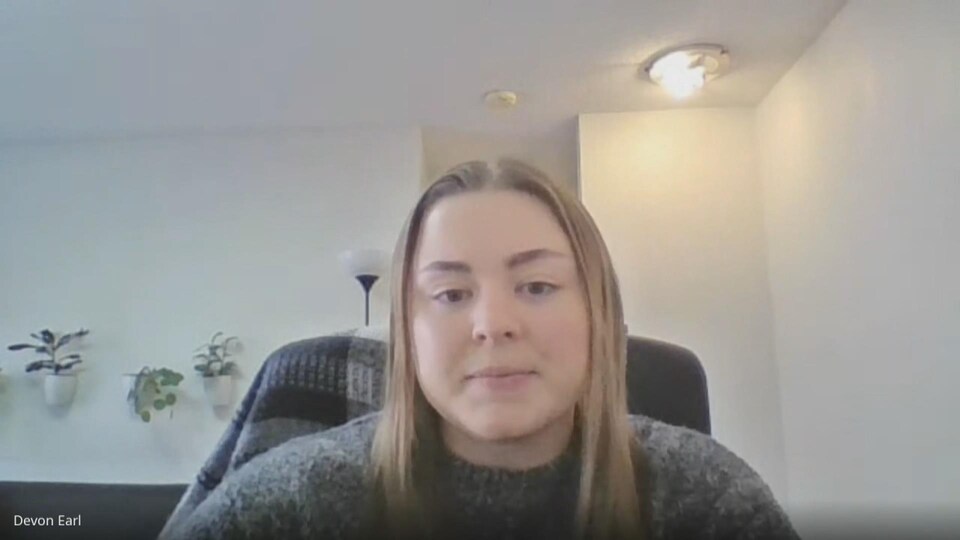 Une femme en conférence vidéo.
