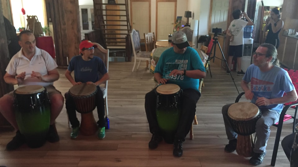 Des jeunes autistes pratiquent les percussions avec leur intervenant