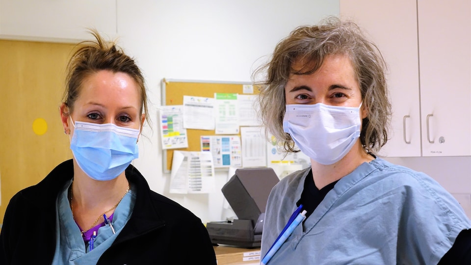 Deux infirmières avec masque de procédure