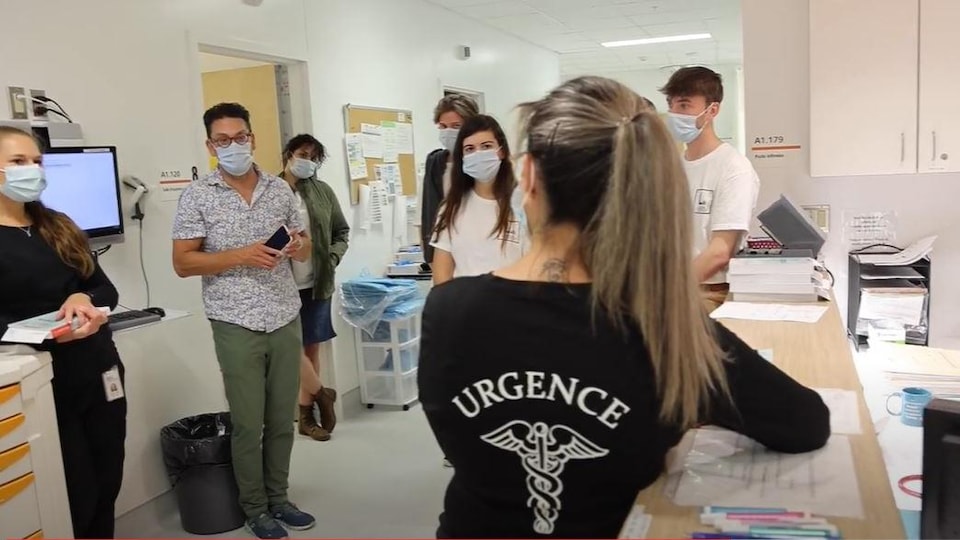 Groupe de personnes debout dans un couloir d'hôpital