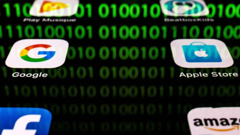 Les applications de Google, Amazon, Facebook et Apple apparaissent sur un fond de codes binaires à l'écran d'une tablette.