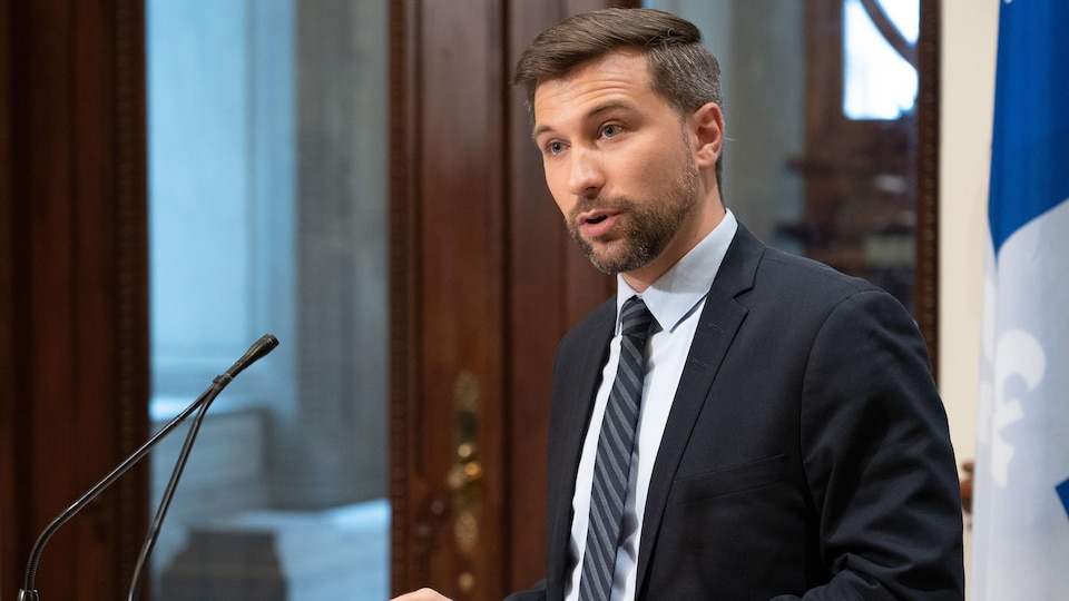 Photo d'un politicien, Gabriel Nadeau-Dubois, à l'Assemblée nationale