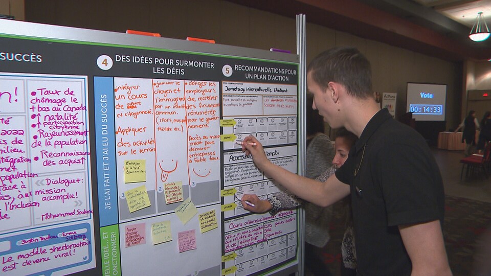 Des participants expriment leur intérêt quant aux idées proposées dans le cadre du forum Dialogue Plus de Sherbrooke.