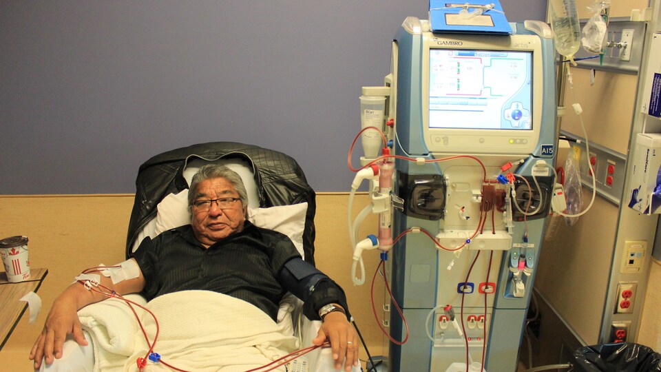 Caleb Mckay reçoit un traitement de dialyse dans un hôpital