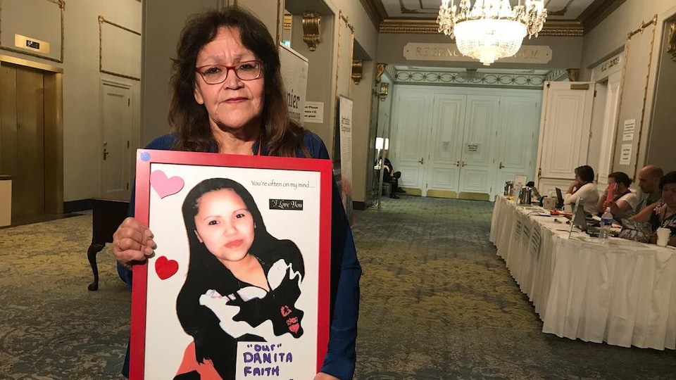 Diana Bigeagle tient une pancarte avec le portrait de sa fille disparue.