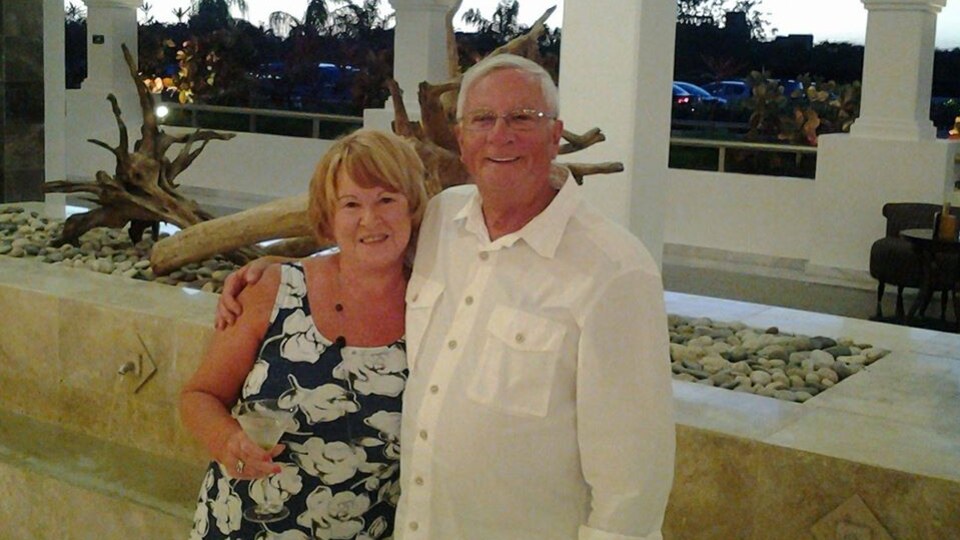 Photo du couple en voyage.