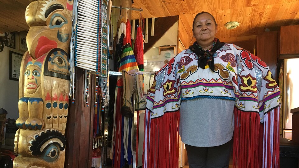 Diane Blacksmith est dans sa résidence et porte l'habit traditionnel qu'elle a fabriqué.