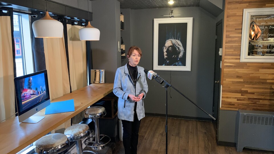 Diane Dallaire lors d'une conférence de presse à Rouyn-Noranda.