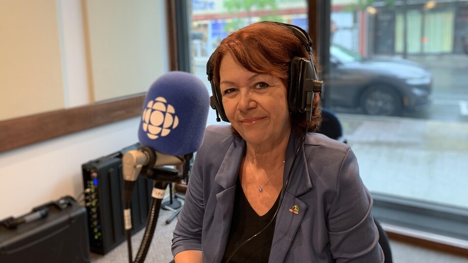 Diane Dallaire dans le studio de Radio-Canada à Rouyn-Noranda.
