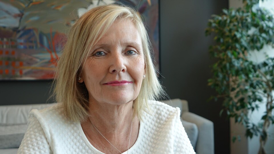 Diane Deans pose pour un portrait dans son bureau.