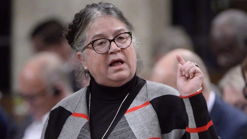 Diane Lebouthillier est debout à la Chambre des communes à Ottawa. 
