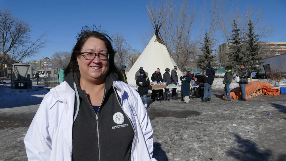 Diane Redsky se tient devant un camp de fortune situé près du centre culturel autochtone.