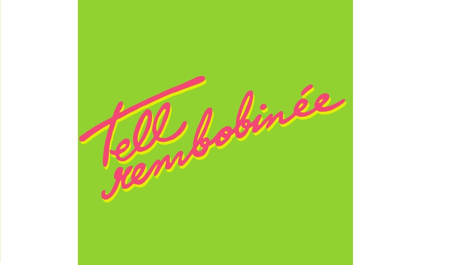 Texte Tell Rembobinée sur fond vert.